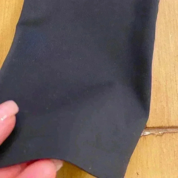 UNIQLO Women's Black Crop Legging Activewear M excellent condition - Picture 3 of 10